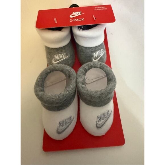 Nike Infant Newborn 2-Pack Swoosh Bootie Socks Gray White Size 0-6 Months NWT - Picture 1 of 5